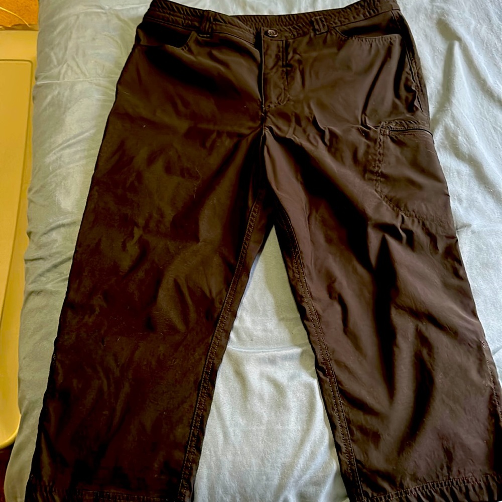 Black Eddie Bauer women’s outdoor / travel capri pant